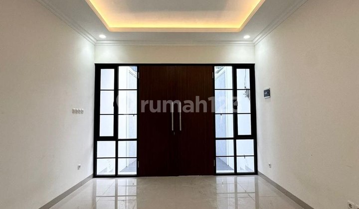 Jual Rumah Brand New Modern Klasik, Siap Huni, 2 Lantai, di Kebon Jeruk, Jakarta Barat 2