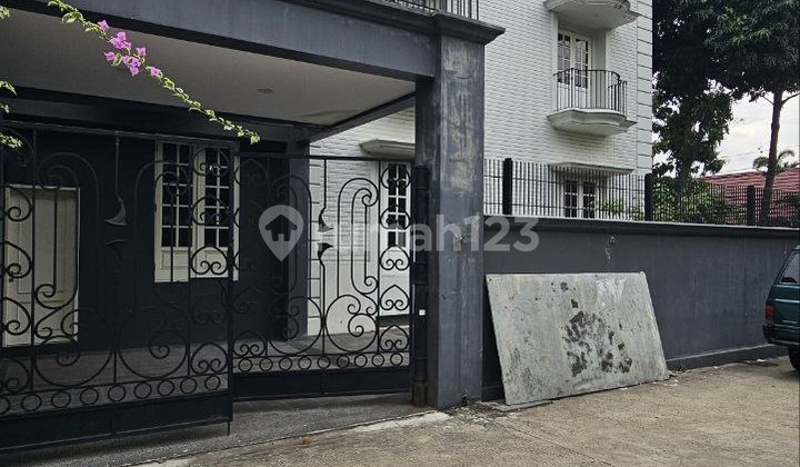 Jual Rumah Hoek Cantik 3 Lantai, SHM, di area Tanah Kusir, Jakarta Selatan