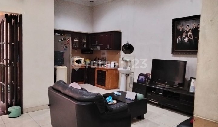 Rumah Strategis 2 Lantai, Siap Huni, SHM, di Area Tanjung Duren, Grogol Petamburan, Jakarta Barat