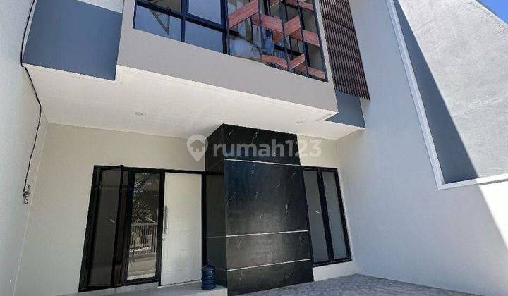 Rumah 2 Lantai di Wisma Permai 2