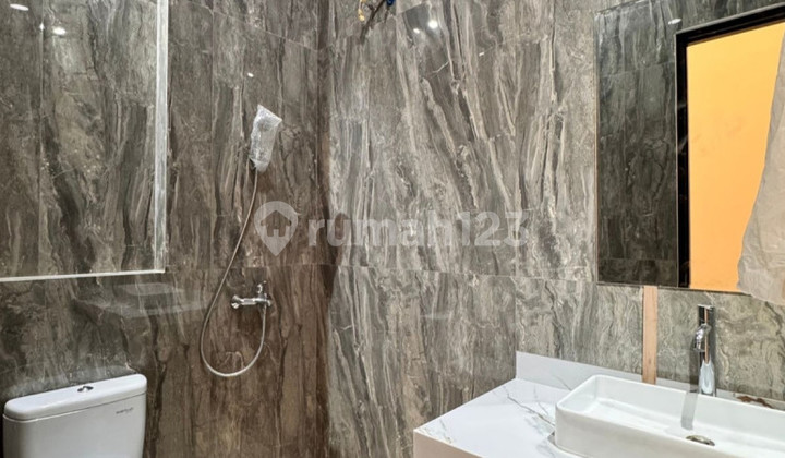 Rumah Baru Semi Klasik Minimalis di Surabaya Timur 2