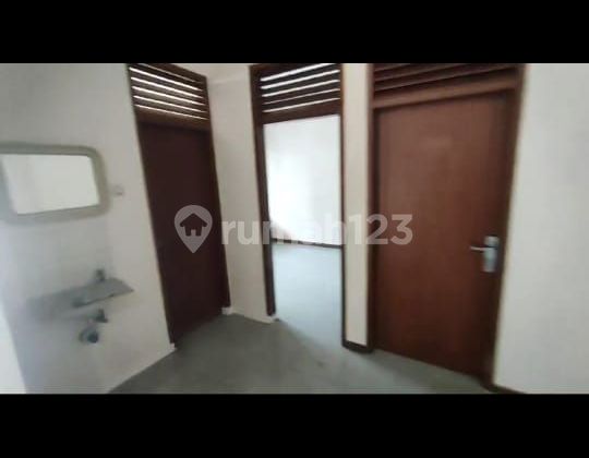 Dijual:rumah 2lt Di Area Gatot Subroto 2