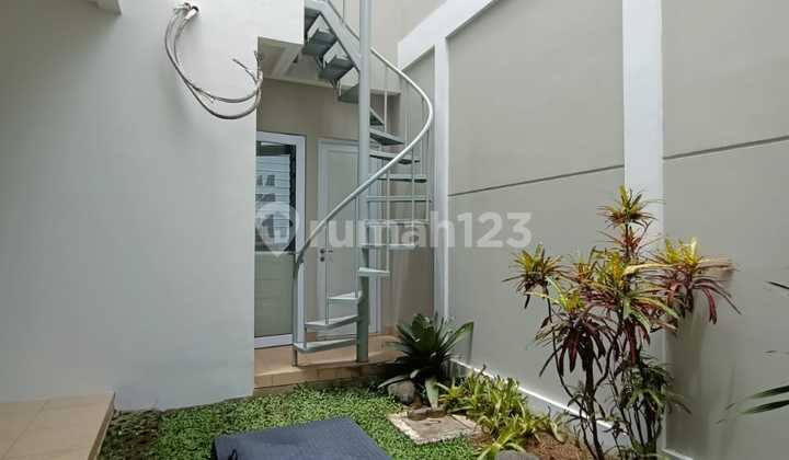 Dijual: Rumah 2lt Di Summarecon 2