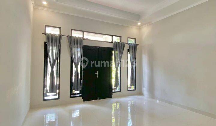 Disewakan: Rumah 2 Lt, Dekat Sumarecon 2