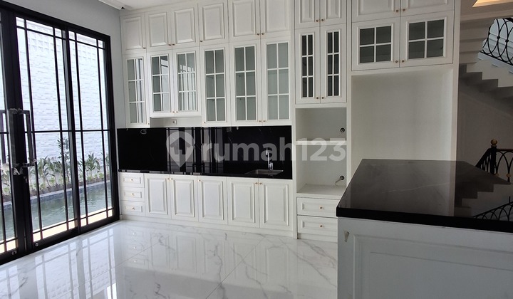 Asyiknya Masak Sambil Lihat Anak Berenang