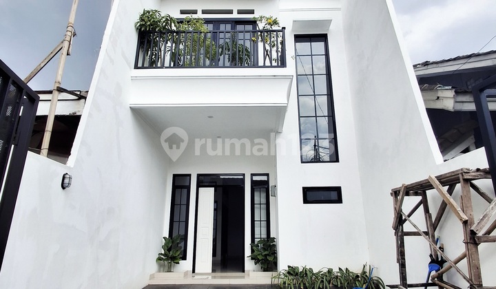 New House in Cinere Near Lazuardi School