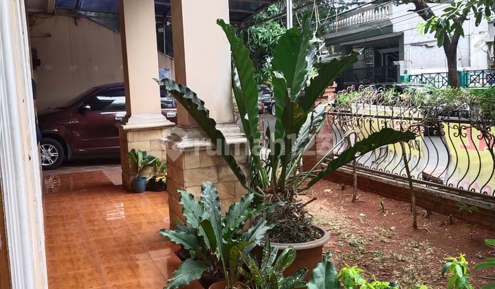 Cinere House Wide Road Hook Position 2