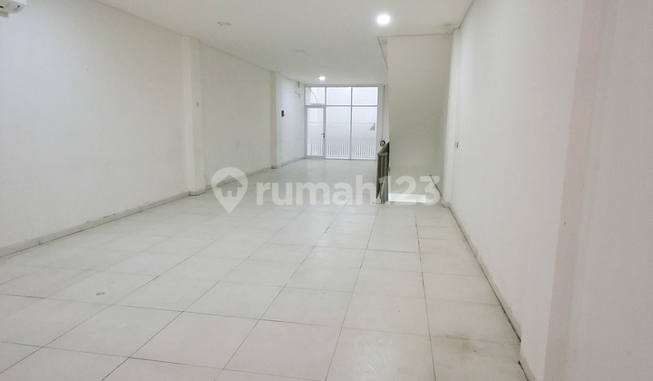 Very Strategic Ready-to-Use Shophouse in Cinere