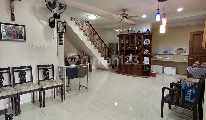 House Position Hook Near Lazuardi School