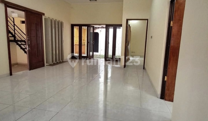 Megapolitan Cinere Rental House can be used as an Office. Megapolitan Cinere Rental House can be used as an Office.