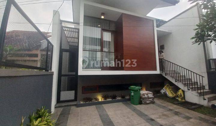 Rumah 3 Lantai Bagus Furnished SHM di Dago Giri, Bandung 1