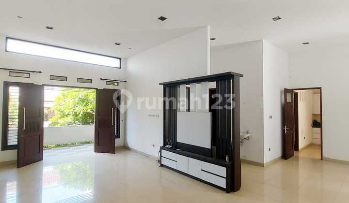 Dijual Cepat Rumah Tinggal 1,5 Lantai Lahan Luas Lokasi Strategis di Sektor 9 Bintaro Jaya 