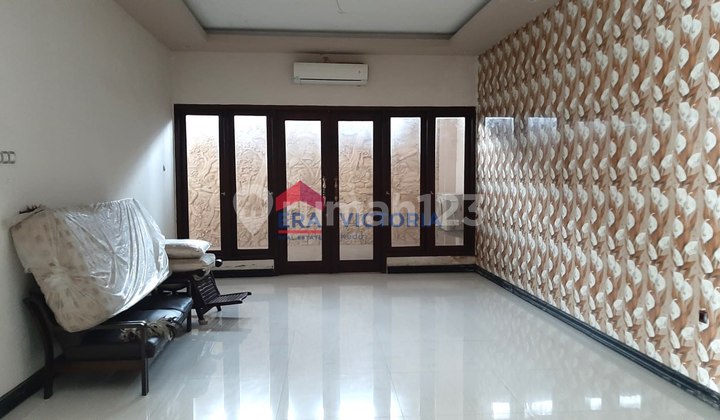 Strategic Shophouse on the Main Road of Pare City, Kediri Strategic Shophouse on the Main Road of Pare City, Kediri