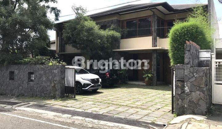 RUMAH DENGAN TAMAN YANG SANGAT LUAS DI MAINDROAD SUKAJADI BANDUNG