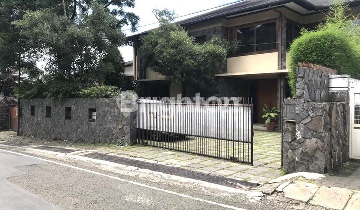 RUMAH DENGAN TAMAN YANG SANGAT LUAS DI MAINDROAD SUKAJADI BANDUNG 2