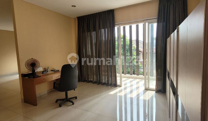 Dijual rumah 3 lantai di Janur Elok