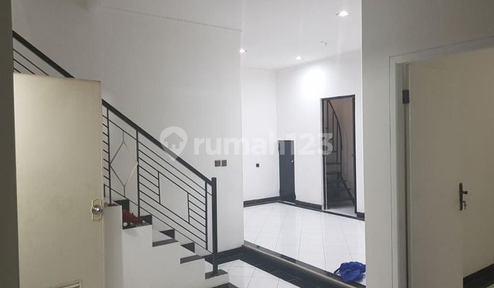Rumah Rapi 2 Lantai Di Sunter