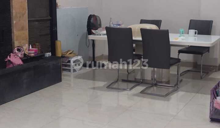 Rumah Hook 2 Lantai di Regenci Melati Mas