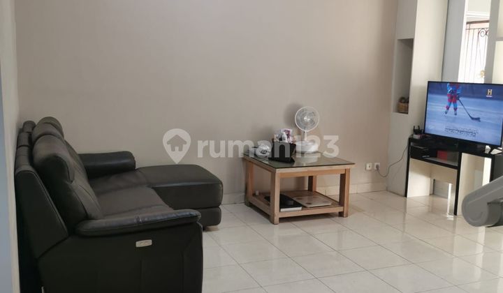 Nice 2-Story House Facing East 2