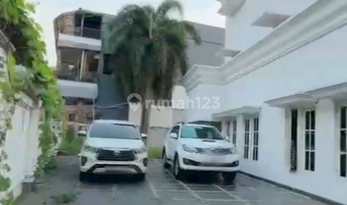 Rumah Cempaka Putih Parkir 6 Mobil 2