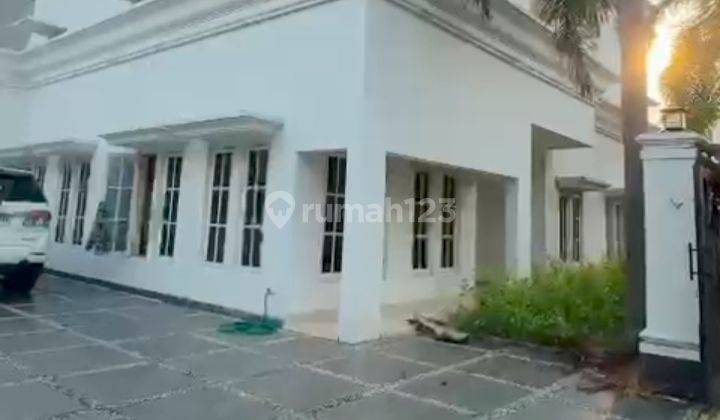 Rumah Cempaka Putih Parkir 6 Mobil 1