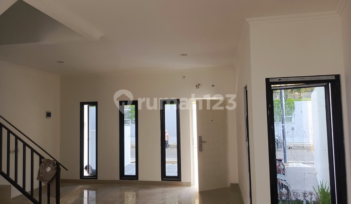 Rumah 2 Lantai Lokasi Strategis Dekat Area Perkantoran 2