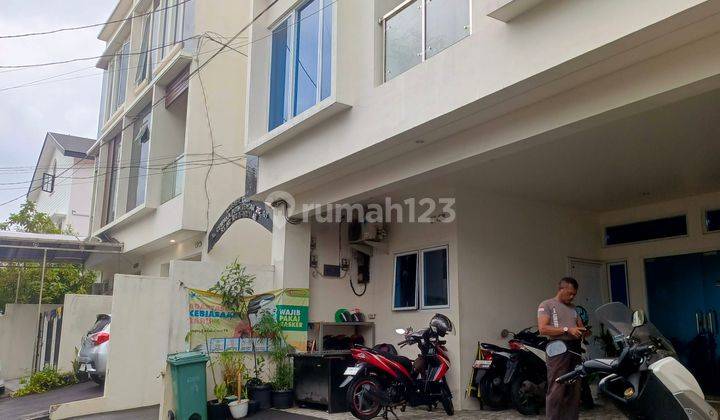 Rumah 3 Lantai Lokasi Strategis Jakarta Pusat 1