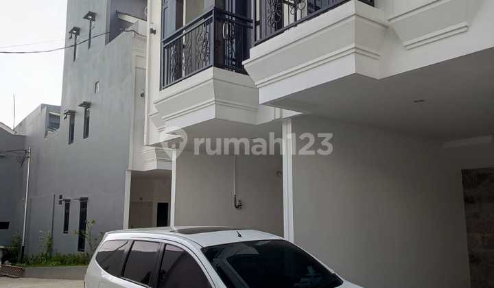 Rumah 2 Lantai Lokasi Strategis Dekat Stasiun Tanjung Barat