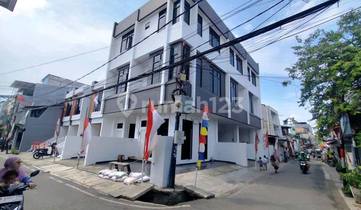 Hunian 3 Lantai Strategis Di Pusat Kota Hunian 3 Lantai Strategis Di Pusat Kota