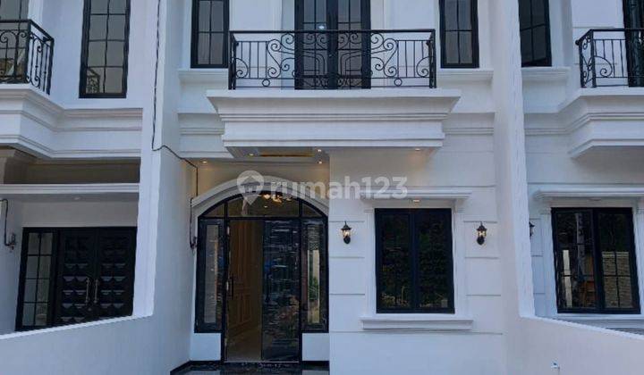 Di jual rumah mewah 2.5 lantai d jagakarsa 2