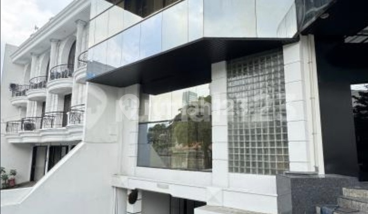Commercial Building for Rent Central Surabaya 3 Floors Ready to Use Hook