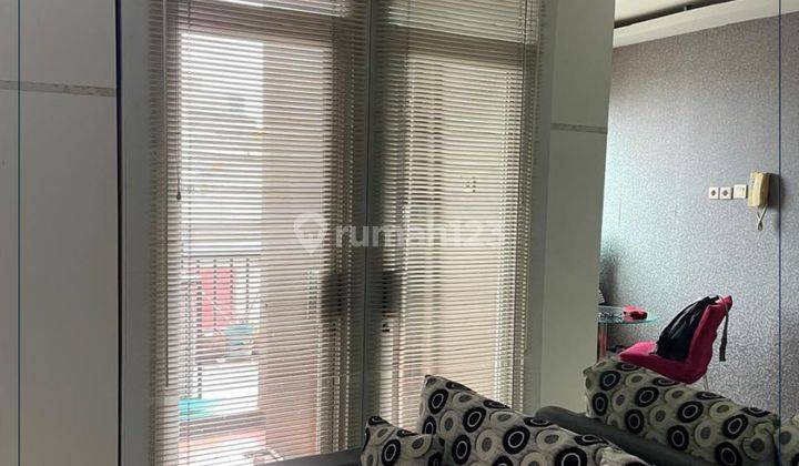 ruang keluarga apartemen.casblanca 2 kamar tidur murah