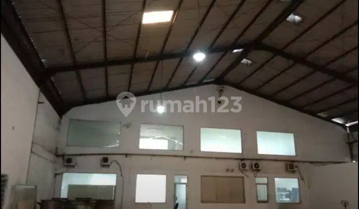 Well-Maintained Clean Warehouse in Kebomas Industrial Area