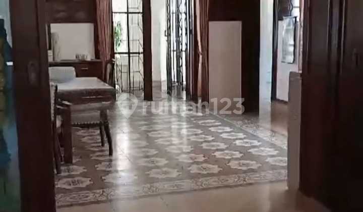 Gedung Kuno Klasik Bangunan Belanda Dekat Tunjungan Plaza