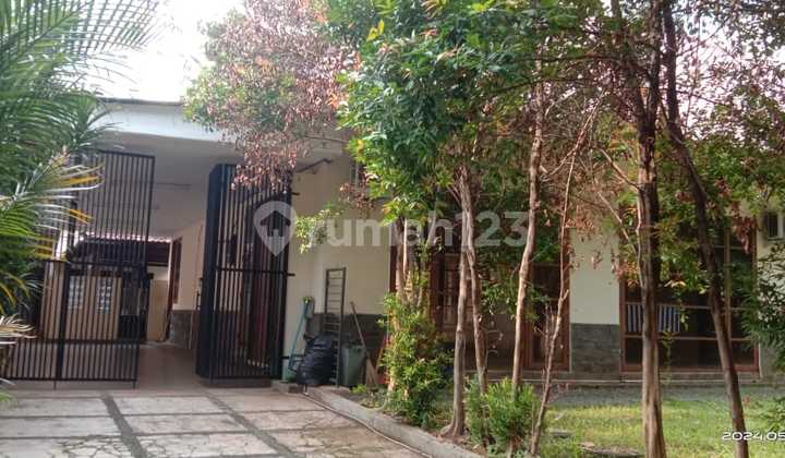 Rumah Besar Area Kebayoran Baru