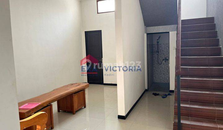 Rumah 2 Lantai Bagus Unfurnished HGB di Kediri, Kediri 2