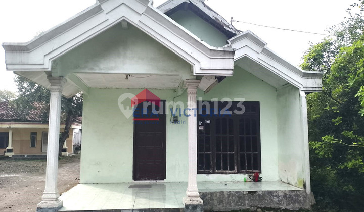 FOR SALE House in Gempolan Gurah, Kediri Regency, facing the main road. Located at the junction of two roads, close to Indomaret and public facilities.