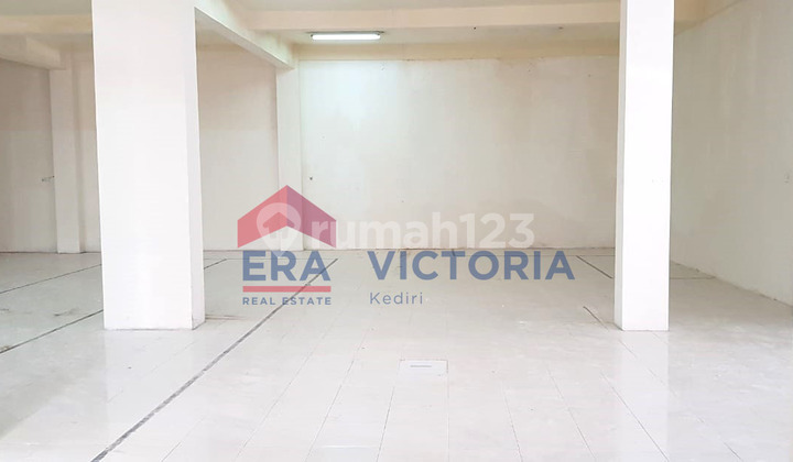 Ruko DIJUAL Di area bisnis Burengan, atap dek cor bisa untuk lantai 3, letter L, terletak dijalan utama, cocok untuk berbagai usaha, dekat dengan pusat kota, perkantoran dan fasilitas umum lainnya. 2