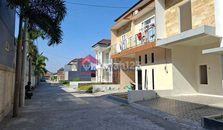 Rumah DIJUAL di Bella Mansion Kediri Suasana Tenang dan Aman Bangunan Baru Tersedia Balkon untuk Jemuran di Lantai 2, Dekat Dengan Kantor Kecamatan Ngasem Lebar Jalan Depan ± 6 meter 2