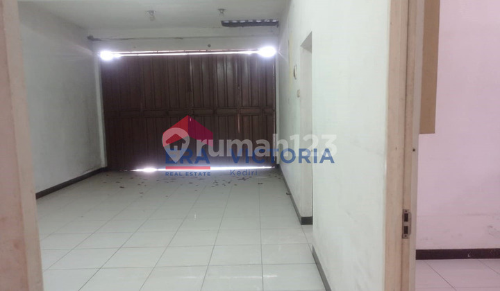 Shophouse FOR SALE in Mojoroto, Kediri City. Features 2 multifunctional rooms measuring 4.5m x 8m and 3.5m x 5m. 4 Bedrooms already equipped with AC. The building can be used for any business and office purposes. 2