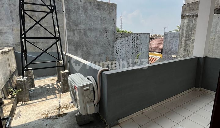 foto lainnya rumah pinggir jalan raya di