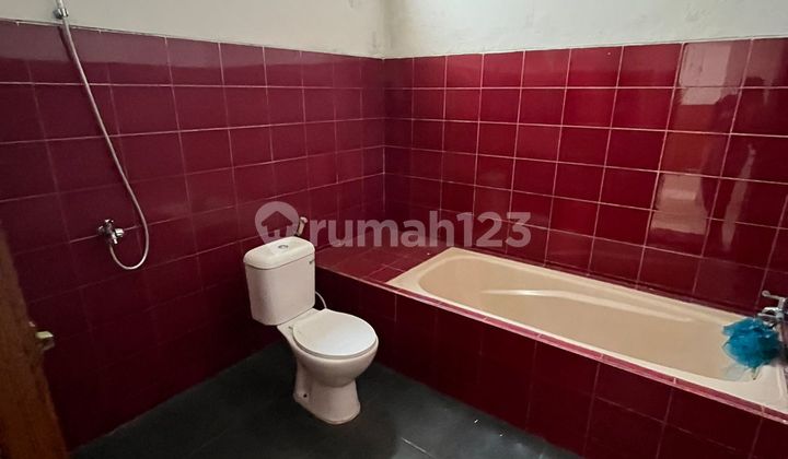 foto lainnya rumah pinggir jalan raya di
