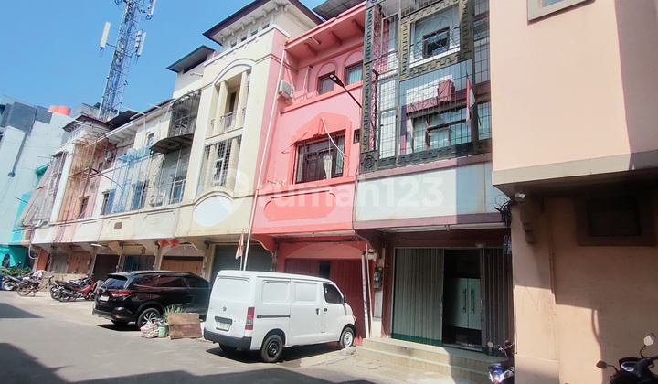 Cheap 3-Storey Shop House in Taman Palem Lestari, West Cengkareng Cheap 3-Storey Shop House in Taman Palem Lestari, West Cengkareng