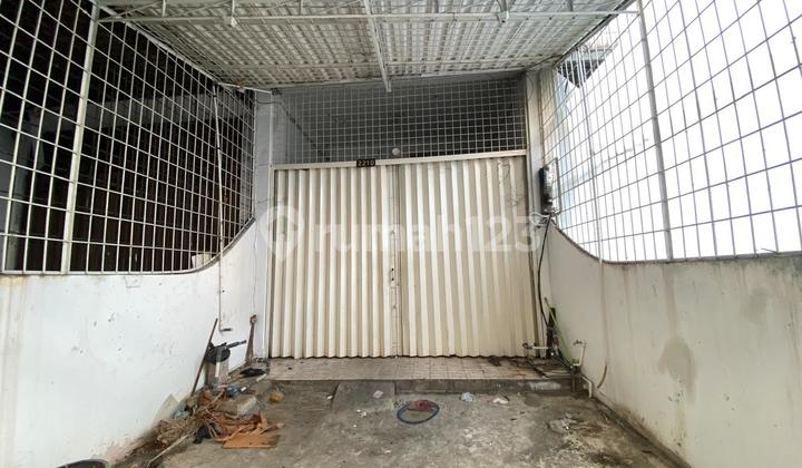 Cheap 4-Story Shophouse on Jl Gajah Mada, Glodok, Taman Sari, West Jakarta 2