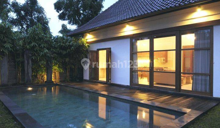 Luxurious Villa Modern Yang Dekat Dari Lingkungan Cafes 1