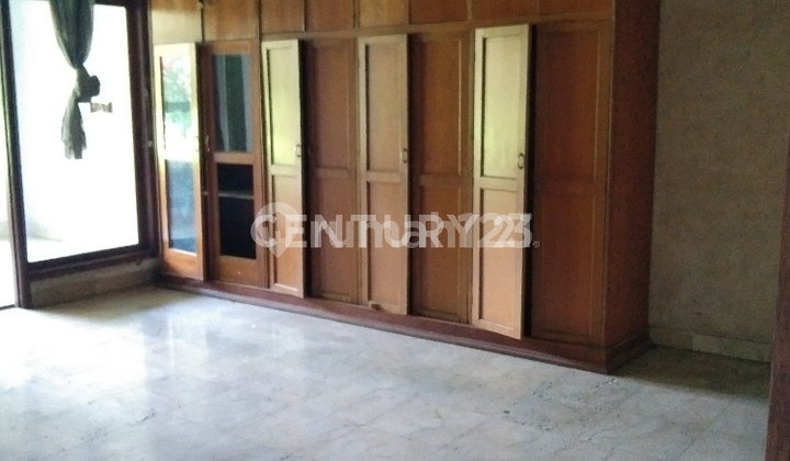 Rumah Nyaman Taman Luas di Perumahan Elite Taman Sakura 2