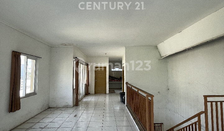 Ruko  Strategis 3 Lantai Belakang Pasar Baru SHM