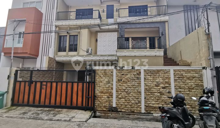 Lokasi Emas! Harga Masih bisa Nego! Rumah 3 Lantai Siap Huni Lebar 13 Meter Strategis Kavling Dki Meruya Selatan Jakarta Barat 2