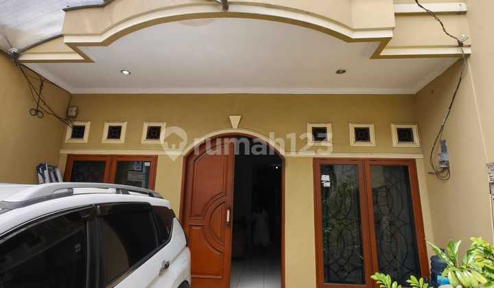 Lokasi Emas! Harga Masih Nego! 10 Menit ke Binus Anggrek! Rumah Strategis Tepi Jalan Madrasah Dekat Showroom Toyota Rawabelong Kemanggisan Jakbar