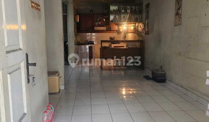 Rumah Strategis 2,5 Lantai - Dekat Mall Taman Anggrek & Central Park Jakarta 2